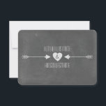 Chalkboard geïnspireerde witte pijlen sparen de da save the date<br><div class="desc">Een bruiloft bewaart de datum met een afbeelding van een hart tussen twee pijlen. Achtergrond is het karton geïnspireerd. De tekst is wit.</div>