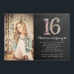 Chalkboard Girls Floral 16th Birthday Party Invite Kaart<br><div class="desc">Oorspronkelijk ontwerp van Pip Pip Hooray. Gedrukt afbeelding van oorspronkelijk met de hand getekende bloemen, door Pip. Unieke, hedendaagse ontwerperkinderen worden uitgenodigd op een trendy krijtbordachtergrond. Voeg je eigen prachtige foto van je dochter toe aan deze persoonlijke uitnodiging. De uitnodigingen worden professioneel afgedrukt en naar je deur gestuurd. Enveloppen zijn...</div>