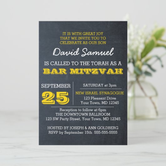 Chalkboard Gold Bar Mitzvah Uitnodiging (Staand voorkant)