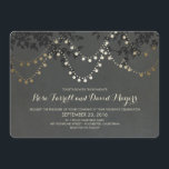 Chalkboard Gold Foil String Lights Wedding Kaart<br><div class="desc">Uitnodiging tot bruiloft met een bijkantoor en gouden foliestekens.</div>
