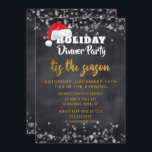 Chalkboard Gold Holiday Dinner Party Uitnodiging<br><div class="desc">Fun, Santa hat chalkboard snewflakes kerstvakantiefeest uitnodiging - Nodig familie, vrienden, buren en medewerkers uit om deel te nemen aan je feestelijke viering. Leest 'Vakantiedinnerfeest' bovenaan in witte letters met een kerstkleed op de letters. Hieronder staat 'Dit is de Seizoen' in faux gouden folie, elegant script lettering. De gegevens voor...</div>