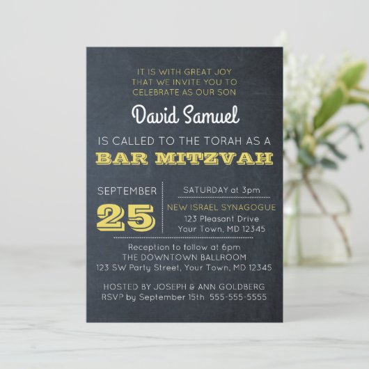 Chalkboard Golden Bar Mitzvah Uitnodiging (Staand voorkant)