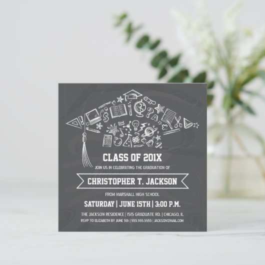 Chalkboard Graduation Cap Invitation met foto Kaart (Staand voorkant)