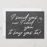 Chalkboard grappig bridesmaid-typografische voorst kaart<br><div class="desc">Een grappige bridesmaïde voorstelkaart met een modern wit wit script: "Ik heb ja gezegd nu ik je ook ja moet zeggen!" en een doedled verloving ring over een donkergrijze koolstof-alkbordachtergrond. Gemakkelijk om op de achterkant met jouw tekst en handtekening te personaliseren. de eenvoudige kalligrafie maakt het geschikt voor om het...</div>