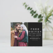 Chalkboard Gratis Drinken Trouwfoto Sla de datum o Aankondigingskaart (Staand voorkant)