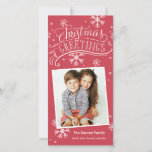 Chalkboard Greetings 1-Photo Snowflake Holiday Red Feestdagenkaart<br><div class="desc">Deze vakantiekaart is voorzien van handgeschreven en kalligrafische illustraties op een feestelijke rode achtergrond met een alkbordeffect op de sneeuwvlokken. Beschikbaar in extra kleuren en formaten. Winkel onze online winkel voor meer stukken in dit ontwerp!</div>