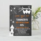 Chalkboard Halloween Bat Birthday Uitnodiging (Staand voorkant)