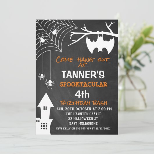Chalkboard Halloween Bat Birthday Uitnodiging (Staand voorkant)