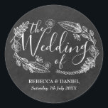 Chalkboard Handgetekende Floral Garland Bruiloft Ronde Sticker<br><div class="desc">Met rustieke bloemenslinger handgetekende illustraties en stijlvol script op een krijtbordachtergrond. Personaliseer met uw speciale trouwdag informatie. Ontworpen door Thisnotme©</div>