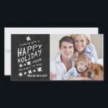 CHALKBOARD HAPPY HOLIDAY FOTO-KAART FEESTDAGENKAART<br><div class="desc">CHALKBOARD HAPPY HOLIDAY FOTO CARD. Fun chalk font used on a black chalkboard effect background. Ik wens u een HAPPY-HOLIDAY VAN ONZE FAMILIE TOT JULLIE. Personaliseer je jouw naam en familiefoto. Elke Clarke© voor Monogram Gallery. Voor een ander gezegde kunt u contact opnemen met de winkel</div>