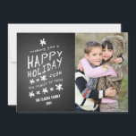 CHALKBOARD HAPPY HOLIDAY FOTO-KAART FEESTDAGENKAART<br><div class="desc">CHALKBOARD HAPPY HOLIDAY FOTO CARD. Fun krijt doopvont die op een zwarte tekentafgedrukte foto-effect achtergrond wordt gebruikt. Ik wens u een HAPPY-HOLIDAY VAN ONZE FAMILIE TOT JULLIE. Personaliseer je jouw naam en familiefoto. Elke Clarke© Beschikbaar op ww.zazzle.com/monogramgallery. Neem voor een ander gezegde contact op met de winkel.</div>