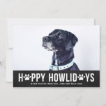 Chalkboard Happy Howlidays Typography Pet Holiday Feestdagenkaart<br><div class="desc">Functioneer uw schattige huisdieren op uw vakantiekaarten met deze moderne,  speelse en feestelijke flatkaart voor huisdieren. Hij is voorzien van een witte moderne typografie met een hondenpoot met een faux-alkboardachtergrond. Andere kleuren en gelijkaardige punten zijn beschikbaar.</div>