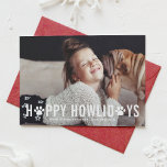 Chalkboard Happy Howlidays Typography Pet Holiday Feestdagenkaart<br><div class="desc">Functioneer uw schattige huisdieren op uw vakantiekaarten met deze moderne,  speelse en feestelijke flatkaart voor huisdieren. Hij is voorzien van een witte moderne typografie met een hondenpoot met een faux-alkboardachtergrond. Andere kleuren en gelijkaardige punten zijn beschikbaar.</div>