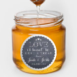 Chalkboard Hearts Bruiloft Favor Jar Ronde Sticker<br><div class="desc">De perfecte finishing touch voor een food bruiloft gunst, dit krijtbord en wit label is een heerlijke mix van chique en rustiek en zou er geweldig uitzien op een bewaarde pot gebonden met coördinerende lint of string. Vergeet niet te personaliseren met jouw naam, evenementdatum en zelfs een aangepast gezegde. U...</div>
