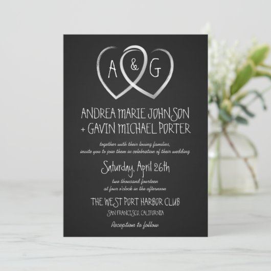 Chalkboard Hearts Monogram Huwelijksuitnodiging Kaart (Staand voorkant)