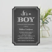 Chalkboard Het is een Jongen Baby shower Uitnodigi Kaart (Staand voorkant)