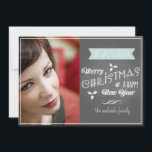 Chalkboard Holiday Flat Card Blauwe Kerstscroller Feestdagenkaart<br><div class="desc">Chalkboard Holiday-kaarten met blauwe kerstbanner en aangepaste foto op grijze achtergrond. 5 x 7 Vakantichtkaarten met een fotosjabloon en de witte tekst "Vrolijk Kerstfeest en een gelukkig nieuwjaar". Het typografische ontwerp is gedrukt op een achtergrond van de chalkboardstijl. Witte holly bladeren en bessen, scrolls en een vlagbanner dragen deze Vakantische...</div>