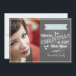 Chalkboard Holiday Flat Card Blauwe Kerstscroller Feestdagenkaart<br><div class="desc">Chalkboard Holiday-kaarten met blauwe kerstbanner en aangepaste foto op grijze achtergrond. 5 x 7 Vakantichtkaarten met een fotosjabloon en de witte tekst "Vrolijk Kerstfeest en een gelukkig nieuwjaar". Het typografische ontwerp is gedrukt op een achtergrond van de chalkboardstijl. Witte holly bladeren en bessen, scrolls en een vlagbanner dragen deze Vakantische...</div>