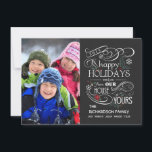 Chalkboard Holiday Flat-fotokaarten Feestdagenkaart<br><div class="desc">Fun en feestelijk Prettige feestdagen met foto op trendy flatcards. Fancy krijtbordstijl met zwarte achtergrond, bloembokjes, sneeuwvlokken, heilige, pijnhout- en bessenveren creëer met elegante retro-typografie en zwankelschrift. Deze sjabloon is opstelling voor familiefoto (een versie van het pas-aangeworven paar is beschikbaar), maar u kunt het thema gemakkelijk veranderen. Voeg uw favoriete...</div>