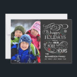 Chalkboard Holiday Flat-fotokaarten Feestdagenkaart<br><div class="desc">Fun en feestelijk Prettige feestdagen met foto op trendy flatcards. Fancy krijtbordstijl met zwarte achtergrond, bloembokjes, sneeuwvlokken, heilige, pijnhout- en bessenveren creëer met elegante retro-typografie en zwankelschrift. Deze sjabloon is opstelling voor familiefoto (een versie van het pas-aangeworven paar is beschikbaar), maar u kunt het thema gemakkelijk veranderen. Voeg uw favoriete...</div>