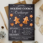 Chalkboard Holiday Kerstkoekje Exchange Party Kaart<br><div class="desc">Nodig uw gasten uit met deze elegante uitnodiging van de koekjeswisselaar met moderne typografie en prachtige koekjes van ontbijtkoek tegen een achtergrond van het karton. Voeg eenvoudig uw gebeurtenisdetails op deze makkelijk te gebruiken sjabloon toe om het één-van-een-soort uitnodiging te maken. Draai de kaart om een leuk koekjespatroon achter op...</div>