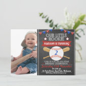 Chalkboard Honkbal Foto Verjaardag Uitnodiging (Staand voorkant)