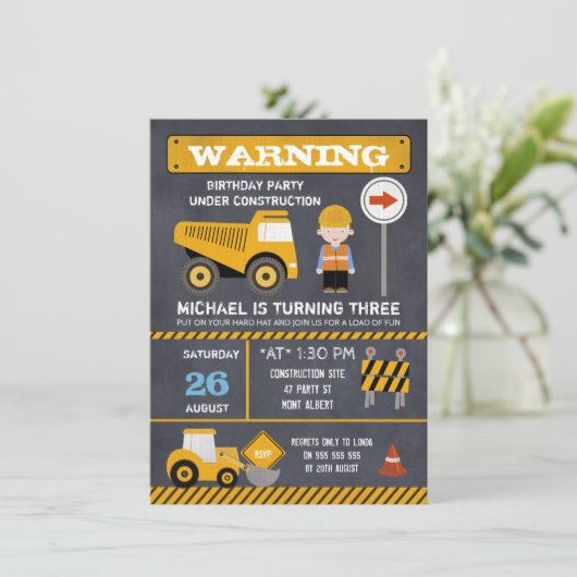 Chalkboard in aanbouw Verjaardag uitnodiging (Staand voorkant)