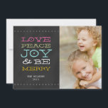 CHALKBOARD JOY | FOTO HOLIDAIRE KAART<br><div class="desc">FUN JOY BLACK CHALKBOARD FOTO HOLIDAY GREETING CARD. ELKE CLARKE© VOOR MONOGRAM GALLERY. Stuur je kerstcadeautjes naar je vrienden en familie met deze leuke feestkaart met foto. "JOY, PEACE, LIEFT EN BEN MERRY". U kunt het "aanpassen"en de kleur van de woorden veranderen om uw foto aan te passen. Voeg uw...</div>