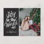 Chalkboard Joy to World Kerstcarol Foto Feestdagenkaart<br><div class="desc">Vreugde aan de wereld,  de Heer is gekomen!  religieus kerst briefkaart met handbelettering,  glinstering en gebladerte met een faux krijtbord achtergrond. Personaliseer door namen,  foto's,  adressen en berichten toe te voegen. Stuur kerstwensen en groeten naar familie en vrienden met dit rustieke chalkboard Christmas briefkaart.</div>