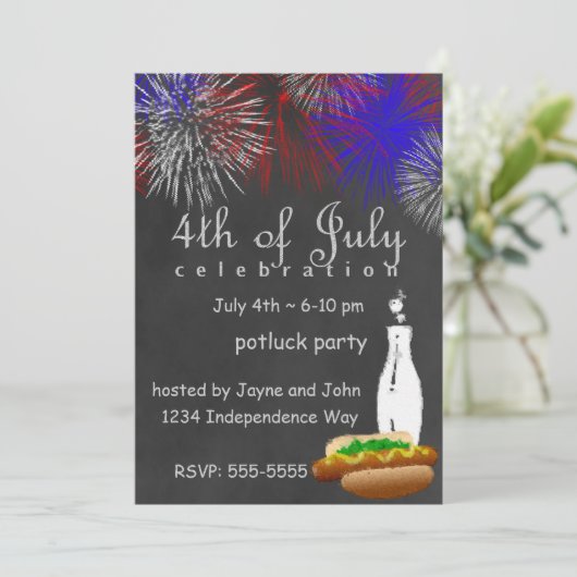 Chalkboard Juli Vierde Vuurwerk Feest Uitnodiging (Staand voorkant)