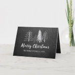 Chalkboard kerstboombomen, niet-foto feestdagen kaart<br><div class="desc">Achtergrond van het karton met met de hand getekende krijgswinterbomen en sneeuw,  "Merry Kerstmis"-schrift in wit,  gevouwen wenskaart.</div>