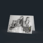 Chalkboard - kerstcadeaufoto/naam feestdagen kaart<br><div class="desc">Uw foto is het hoofddoel van deze trendy krijtbord "kerstcadeaukaart"! Ontworpen door Simply Put by Robn; aangepast grafisch lijst met dank aan Dianaz; gewijzigd holly ornament met dank aan Graphics Factory.</div>