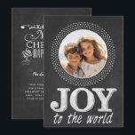 Chalkboard kersttypografie Foto Joy World Feestdagenkaart<br><div class="desc">vakantiekalk met een eenvoudig,  hedendaags ontwerp. U KUNT OOK OP DE ACHTERZIJDE AFDRUKKEN! Upload uw eigen afbeeldingen,  voeg douanetekst en veel meer toe! KLIK OP VERBINDING DIE ZEGT: PAST HET AAN om resize/de foto's te verplaatsen,  de doopvont te veranderen,  tekst toe te voegen of te verwijderen en meer!</div>