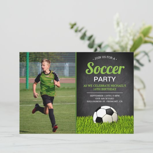 Chalkboard Kinder Voetbal Birthday Foto Kaart (Staand voorkant)
