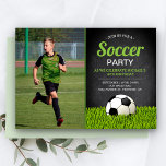 Chalkboard Kinder Voetbal Birthday Foto Kaart<br><div class="desc">Verrijk je gasten met deze coole feestdag met een voetbal op een gazon met moderne typografie tegen een achtergrond van een bord. Voeg eenvoudig uw gebeurtenisdetails op deze makkelijk te gebruiken sjabloon toe en voeg deze kaart met de favoriete foto van uw kind toe om tot het één-van-een-soort uitnodiging te...</div>