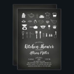 Chalkboard Kitchen Bridal Shower Kaart<br><div class="desc">Neem de Keukendouche op met schetsen keukengereedschap in een witte set op een populaire achtergrond van het karton.  Ga naar onze winkel voor overeenkomende objecten.</div>