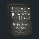 Chalkboard Kitchen Bridal Shower Kaart<br><div class="desc">Neem de Keukendouche op met schetsen keukengereedschap in een witte set op een populaire achtergrond van het karton.  Ga naar onze winkel voor overeenkomende objecten.</div>