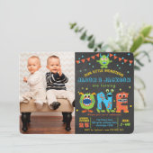 Chalkboard kleine monstertweeling 1e verjaardag kaart (Staand voorkant)