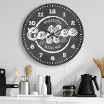 Chalkboard Koffierbalk monogram op maat Grote Klok<br><div class="desc">Chalkboard Koffee House Bar Monogram Aangepast grote klok. De gepersonaliseerde de muurklok van de douanenaam in trendy chalkboardstijl met twee gebieden van de douanetekst u kunt personaliseren om dit zelf te maken. Zou er fantastisch uitzien in een koffie of parijs café in de keuken!</div>