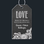 Chalkboard Lace bruiloft gunst dank u cadeau Label Cadeaulabel<br><div class="desc">Krijtbord en kant bruiloft gunst dank u cadeau Labels - beschikt over een gedrukte krijtbord achtergrond met wit gedrukt bloemenkant aan de onderkant en elegante krijtgeschriften. Bekijk het volledige bijpassende ontwerp collectie op deze pagina.</div>