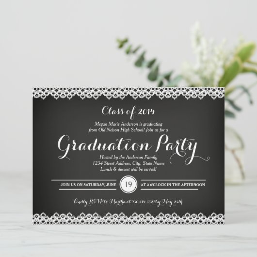 Chalkboard & Lace Graduation Party Uitnodiging (Staand voorkant)