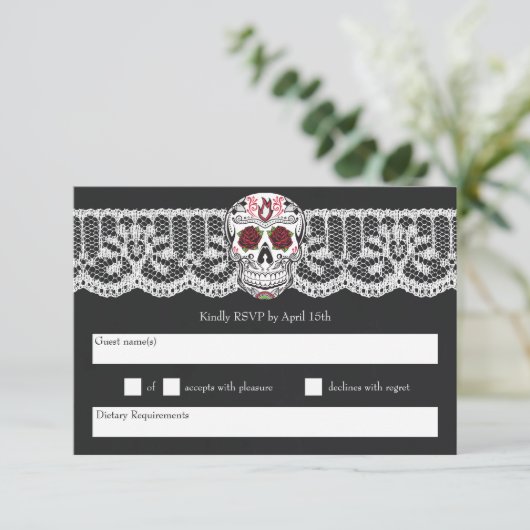 Chalkboard Lace Red & Black Sugar Skull RSVP-kaart Kaart (Staand voorkant)