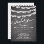 Chalkboard Lace & Wood Bridal Shower Invitation Kaart<br><div class="desc">Een prachtige scallop die doorsnede rustic bridal douche-uitnodiging met een stijlvolle kanaalwerende hanger op een moderne zwarte achtergrond. Draai onze moderne tint-trouwdouche om een passend uitzicht voor een extra speciale aanraking. Ideaal voor een herfst vrijgezellenfeest, wintervrijgezellenfeest, vrijgezellenfeest in de lente, vrijgezellenfeest in de zomer en een landtuinbruiloft. Verkrijgbaar in onze...</div>