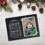 Chalkboard Lettering Holiday-fotokaart<br><div class="desc">Betaalbare magnetische vakantiefoto-kaarten met eenvoudige sjablonen voor aanpassing. Dit leuke ontwerp is te maken met een leuke, met de hand geschreven stijl typografie op een faux achtergrond op het bord met een groene gestripte washi-tape rond je foto. In de tekst staat: "Hoop dat de feestdagen je om veel redenen laten...</div>