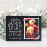 Chalkboard Lettering Holiday-fotokaart Feestdagen Kaart<br><div class="desc">Betaalbare, op maat gemaakte kerstfotokaarten met eenvoudige sjablonen voor aanpassing. Dit leuke ontwerp is te maken met een leuke, met de hand geschreven stijl typografie op een faux achtergrond op het bord met rode gestreepte washi-tape rond je foto. In de tekst staat: "Hoop dat de feestdagen je om veel redenen...</div>