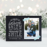 Chalkboard Lettering Holiday-fotokaart Feestdagen Kaart<br><div class="desc">Betaalbare, op maat gemaakte kerstfotokaarten met eenvoudige sjablonen voor aanpassing. Dit leuke ontwerp is te maken met een leuke, met de hand geschreven stijl typografie op een faux achtergrond op het bord met aqua striped washi tape rond je foto. In de tekst staat: "Hoop dat de feestdagen je om veel...</div>