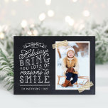Chalkboard Lettering Holiday-fotokaart Feestdagen Kaart<br><div class="desc">Betaalbare op maat gedrukte kerstfotokaarten met eenvoudige sjablonen voor maatwerk. Dit leuke ontwerp is voorzien van schattige handgeschreven stijl typografie op een faux krijtbord achtergrond met goud gestreepte washi tape rond uw foto. De tekst luidt: "Ik hoop dat de feestdagen je veel redenen geven om te glimlachen". Personaliseer het met...</div>