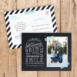 Chalkboard Lettering Holiday-fotokaart Feestdagenkaart<br><div class="desc">Betaalbare op maat gemaakte vakantiefoto briefkaarten met eenvoudige sjablonen voor maatwerk. Dit leuke ontwerp is voorzien van schattige handgeschreven stijl typografie op een faux krijtbord achtergrond met aqua gestreepte washi tape rond je foto. De tekst luidt: "Ik hoop dat de feestdagen je veel redenen geven om te glimlachen". Personaliseer het...</div>