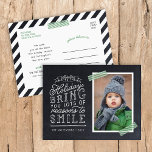 Chalkboard Lettering Holiday-fotokaart Feestdagenkaart<br><div class="desc">Betaalbare aangepaste gedrukte vakantiefoto-briefkaarten met eenvoudige sjablonen voor aanpassing. Dit leuke ontwerp is te maken met een leuke, met de hand geschreven stijl typografie op een faux achtergrond op het bord met een groene gestripte washi-tape rond je foto. In de tekst staat: "Hoop dat de feestdagen je om veel redenen...</div>