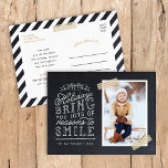 Chalkboard Lettering Holiday-fotokaart Feestdagenkaart<br><div class="desc">Betaalbare op maat gemaakte vakantiefoto briefkaarten met eenvoudige sjablonen voor maatwerk. Dit leuke ontwerp is voorzien van schattige handgeschreven stijl typografie op een faux krijtbord achtergrond met goud gestreepte washi tape rond uw foto. De tekst luidt: "Ik hoop dat de feestdagen je veel redenen geven om te glimlachen". Personaliseer het...</div>